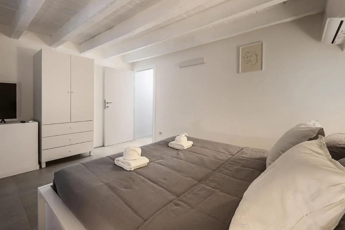 Appartamento 2 Bedrooms De Angeli - 20 Minuti Dal Salone Del Mobile Milano Italia